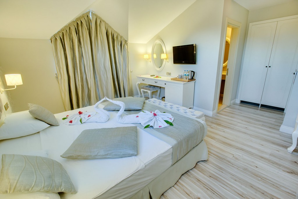 the pine hill hotel and suites deluxe double room
